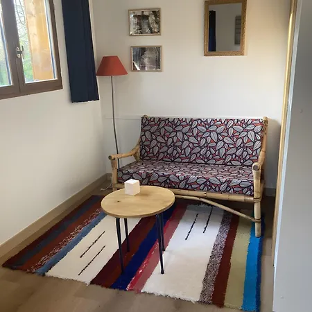 Petit Nid Pour Oiseaux De Passage *