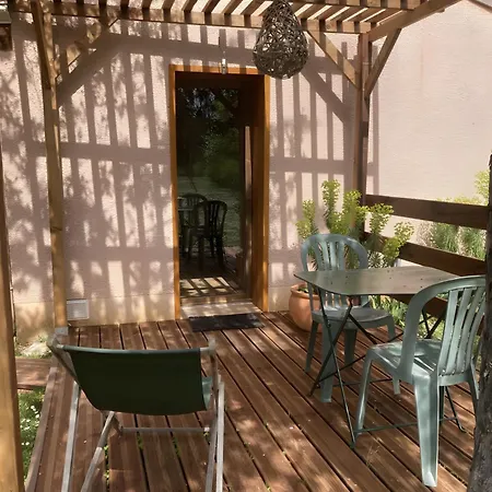 Petit Nid Pour Oiseaux De Passage Cayriech